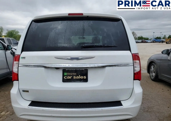 Chrysler Town &amp; Country cena 30740 przebieg: 89643, rok produkcji 2016 z Tuchów małe 67